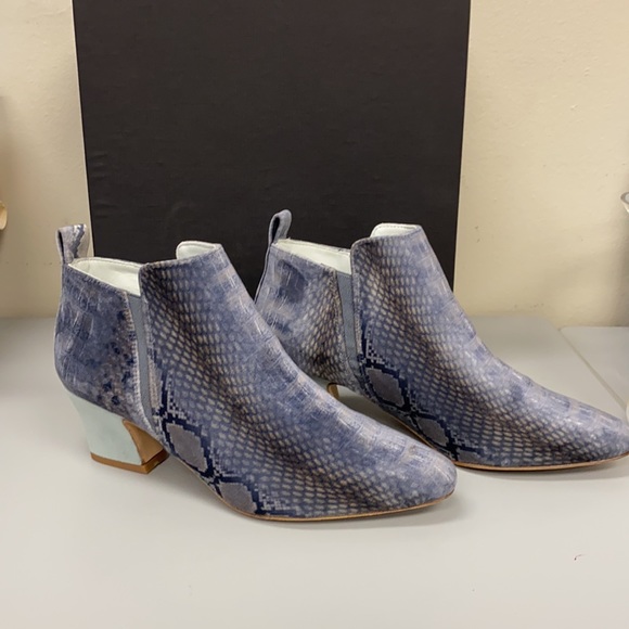 Beautiful Velvet booties by Miista Shoes - Picture 2 of 7